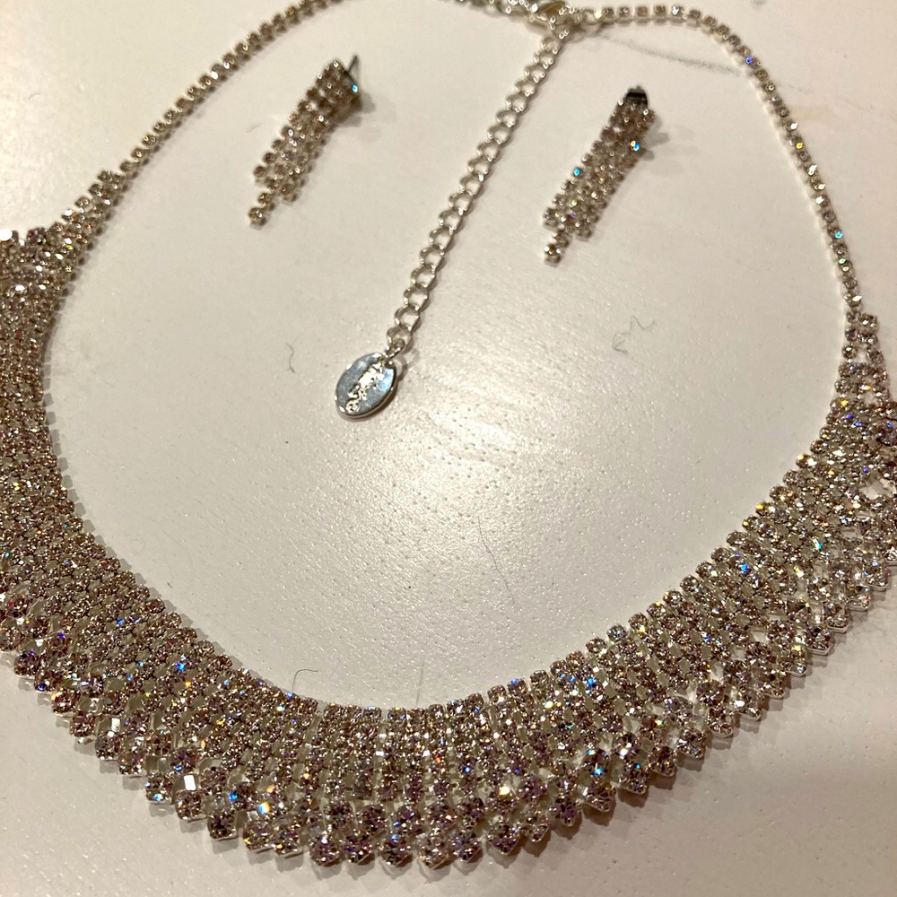 Necklace and earring set
